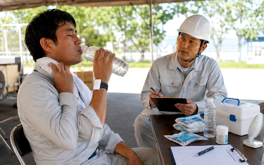 熱中症対策ウォッチの通知後に休憩所で冷却と水分補給を行う様子