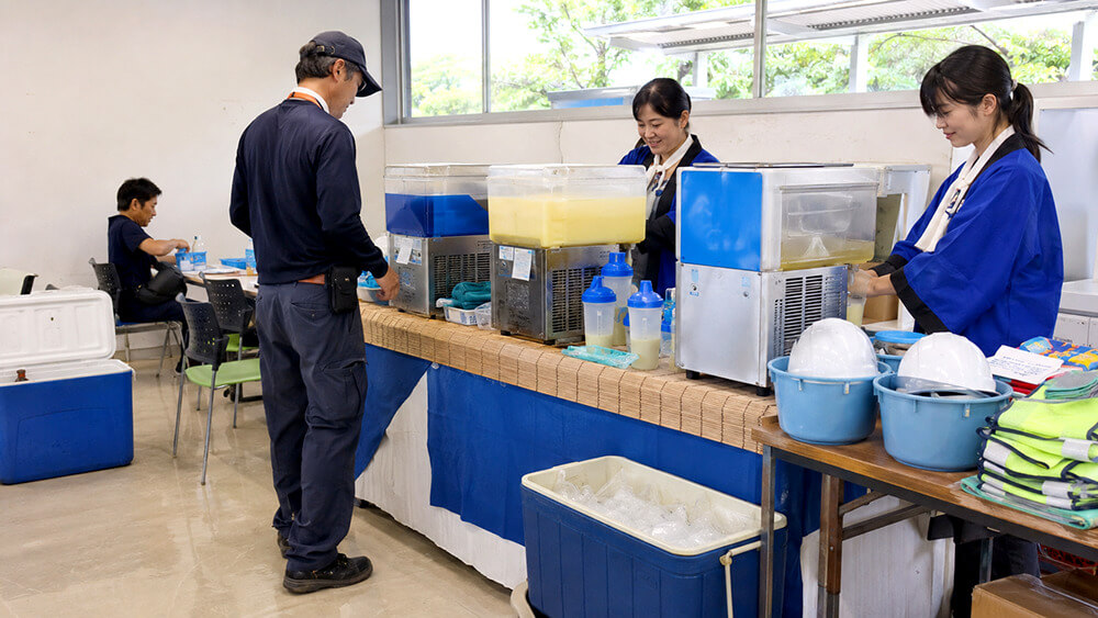 工場やイベント会場で業務用アイススラリーを運用するイメージ