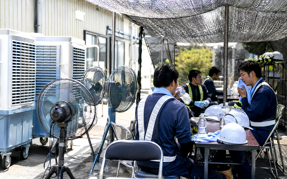 工場扇や冷風機で朝礼場所や休憩所を涼しくする熱中症対策