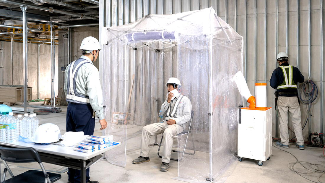 建設現場の屋内仮設スペースに設置されたクーラーテント