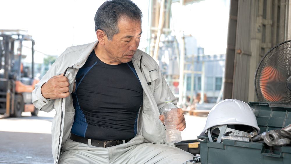 50代作業者が冷感インナーを着用するイメージ