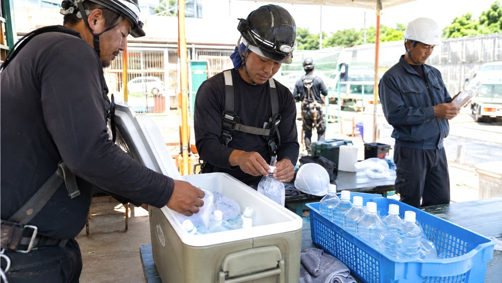 冷却ベストと工場扇を併用した現場の熱中症対策