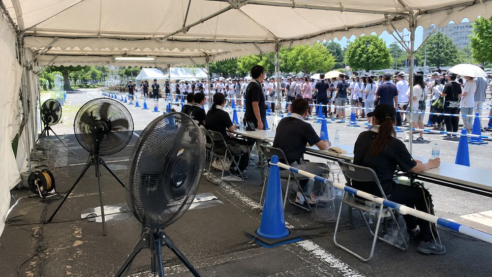 イベントテント内で工場扇を使い空気を動かすイメージ