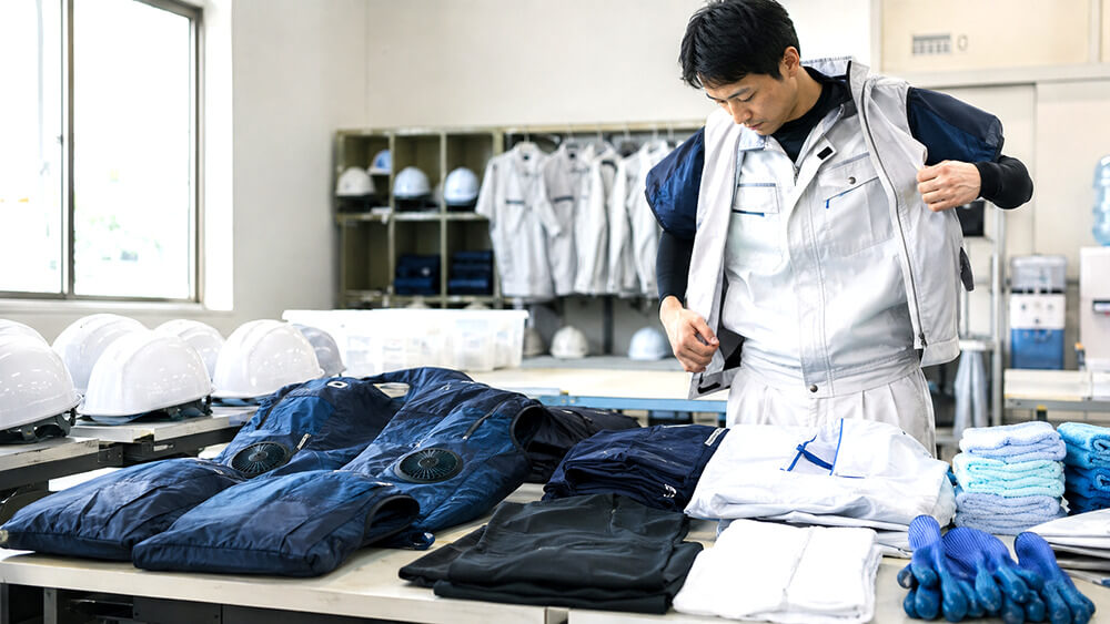 工場作業者が冷却ベストと冷感インナーで暑さ対策するイメージ