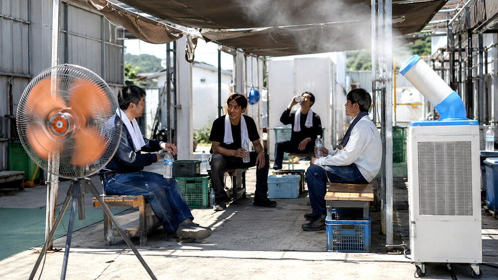 工場扇とミスト発生機で作業環境を改善する熱中症対策イメージ