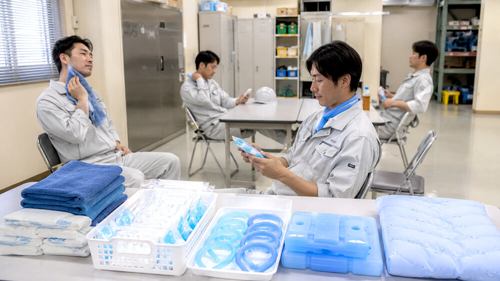 工場の休憩所でプレクーリング用品を使う作業者