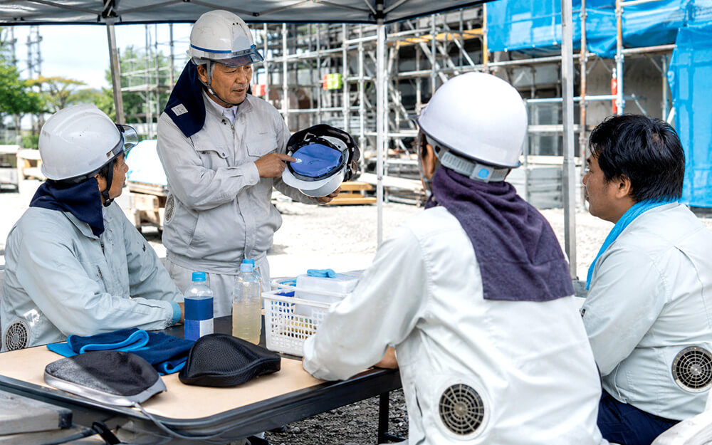 空調服使用時にヘルメット内の暑さにも注意する現場