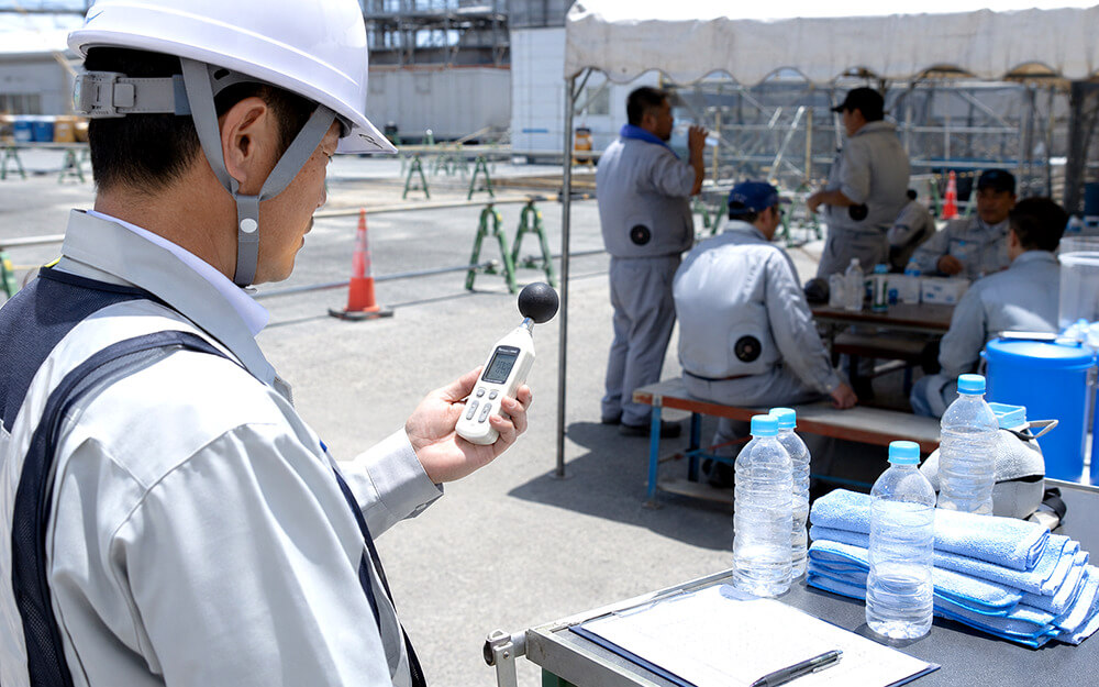 空調服着用現場でWBGT計を確認する熱中症対策