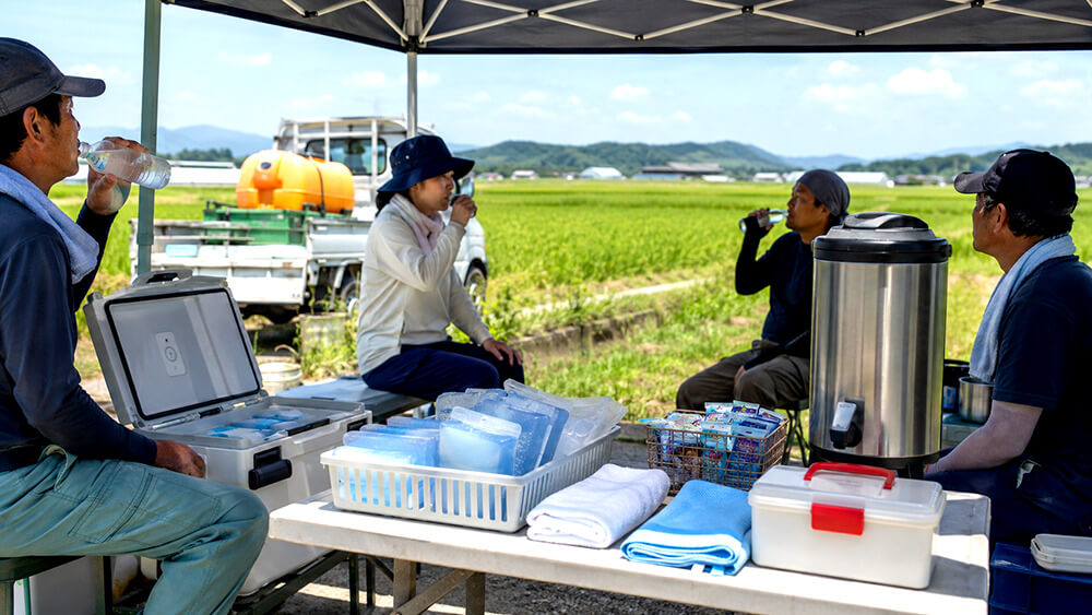 農業現場の休憩所に保冷庫と飲料キーパーを設置する様子