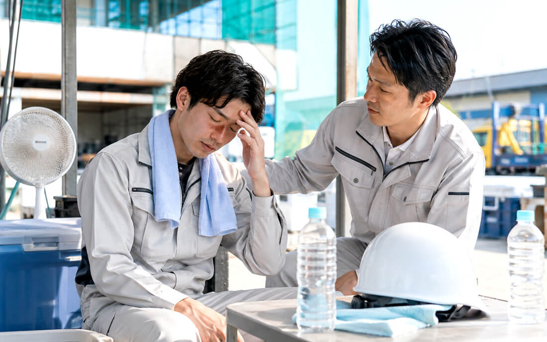 外国人作業員の体調を確認する管理者