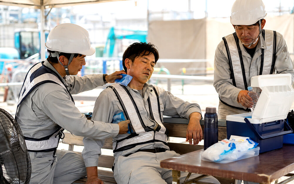 熱中症が疑われる作業者の首や脇を冷やす応急処置