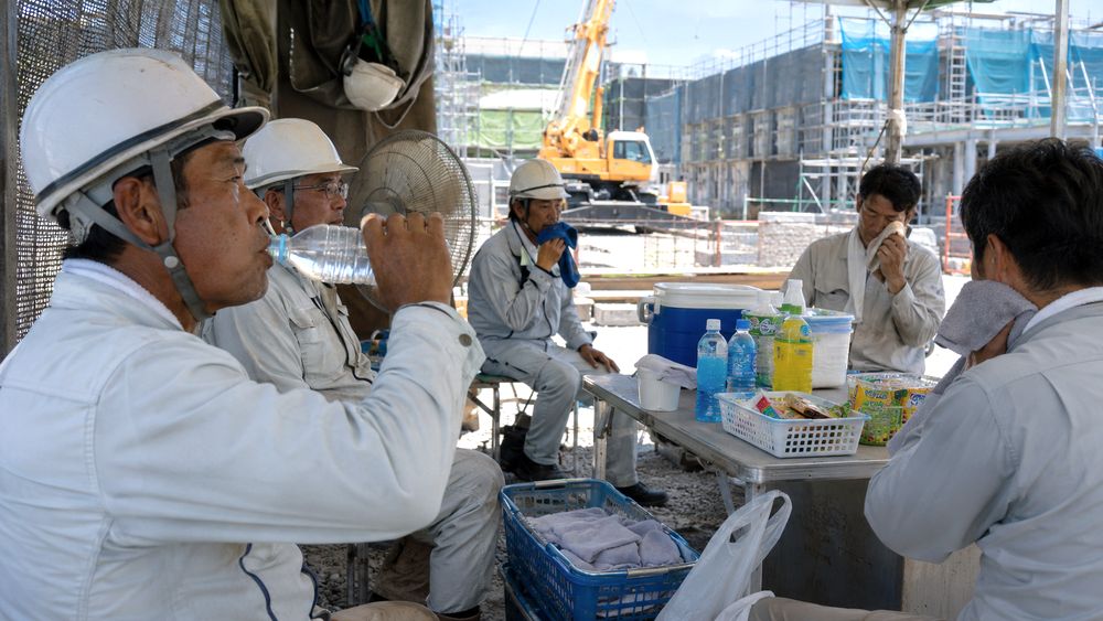 現場休憩所で水分と塩分補給をするイメージ