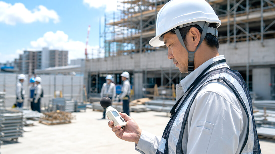 建設現場に設置された熱中症注意標識と熱中症対策用品