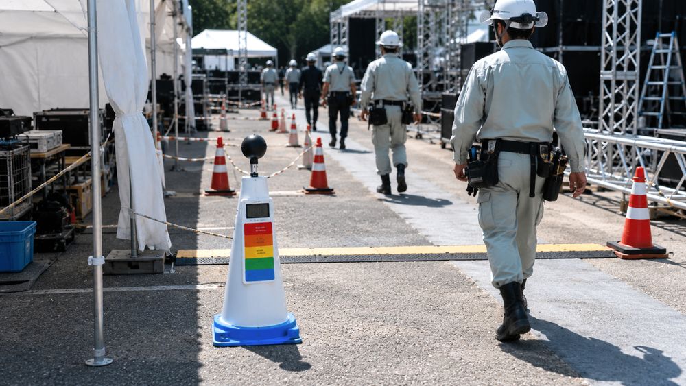 イベント会場や工事現場で熱中症注意計コーンを設置するイメージ