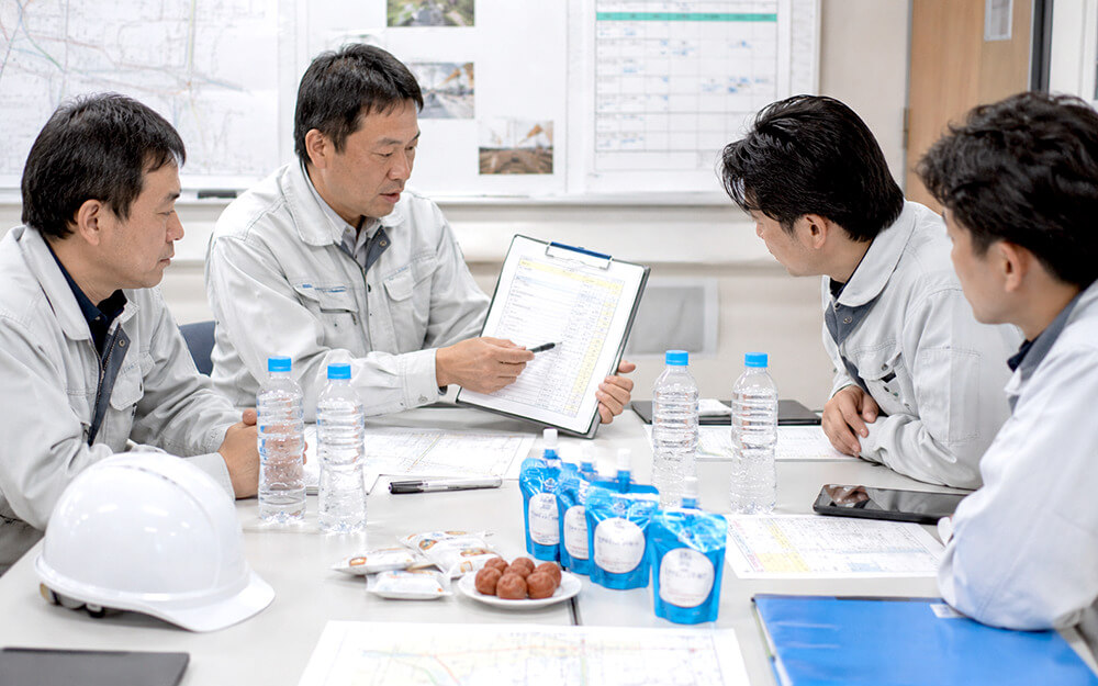 職場で熱中症対策の補給ルールを確認する安全衛生担当者