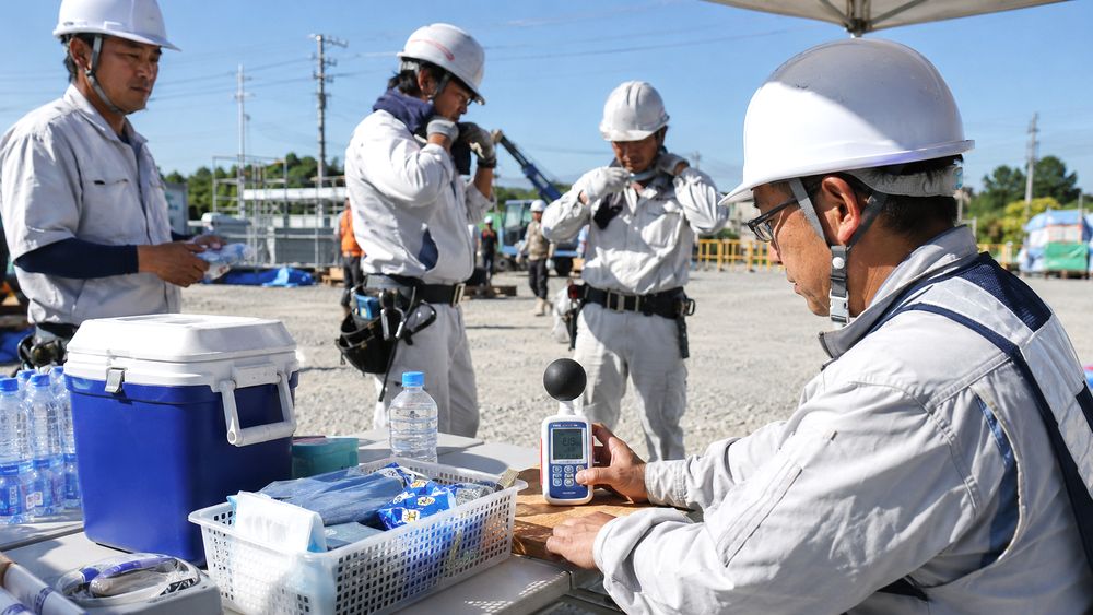 ヘルメット着用現場でWBGT計測器を確認するイメージ
