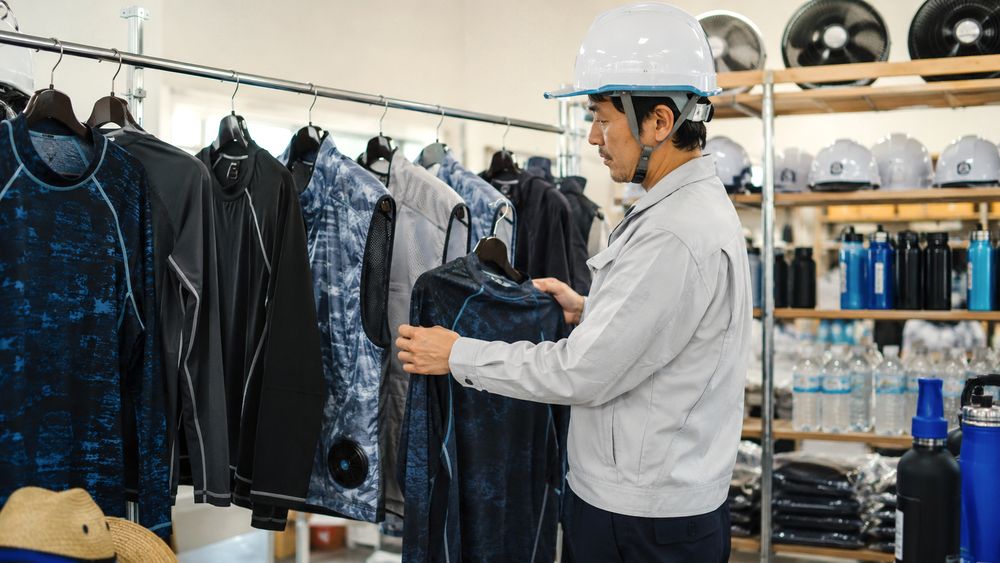 作業服インナーと冷却ベストを確認するイメージ