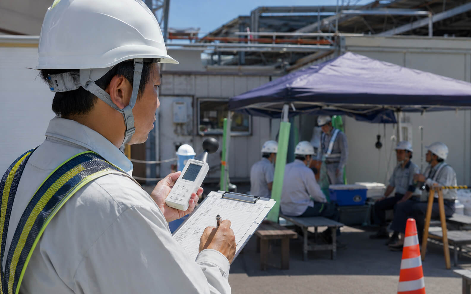 ヘルメット着用現場でWBGT計を確認する熱中症対策