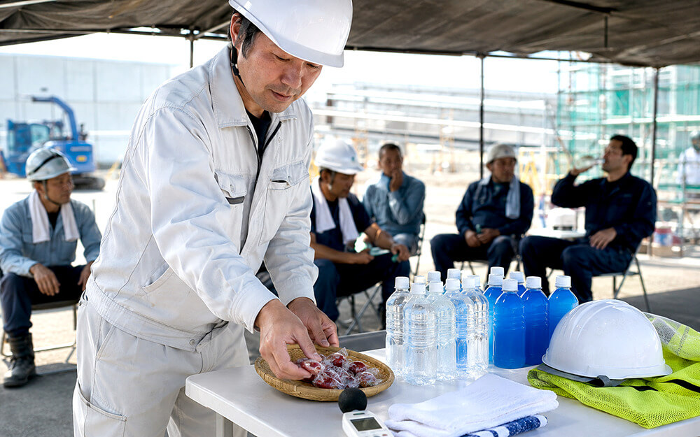 現場の休憩所でカリカリ梅を配布するイメージ