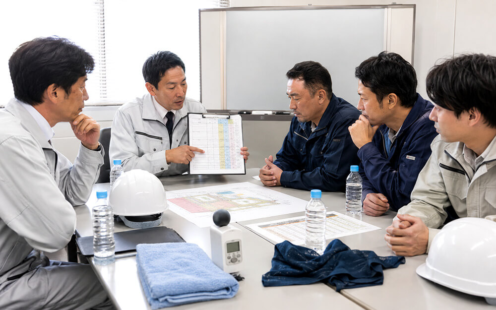 元請が下請と熱中症対策チェックリストを共有する安全衛生研修