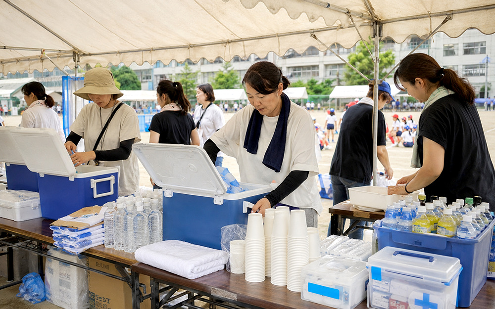 運動会の本部でクーラーボックスと氷を準備する様子