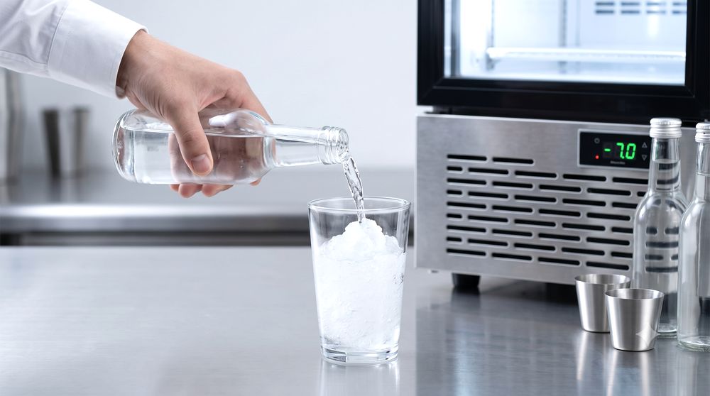 飲み物を注いだ瞬間にフローズンドリンクになるイメージ