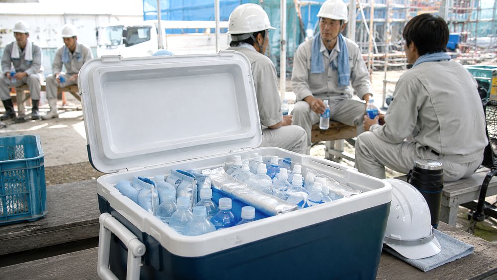 WBGT計で暑さを測定し、現場で飲料を支給する熱中症対策の様子