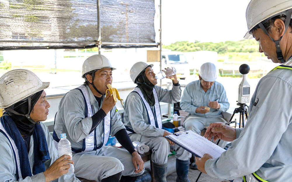 作業前・休憩中に水分・塩分を補給する様子