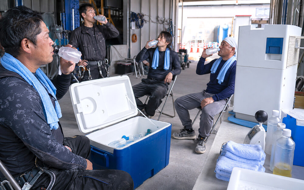 職場の休憩時にアイススラリーを活用する様子