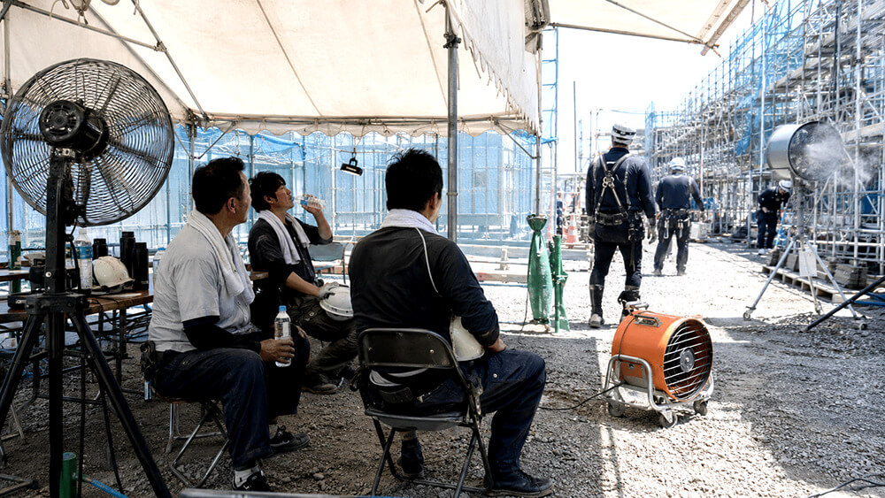 現場休憩所に設置した工場扇と送風機