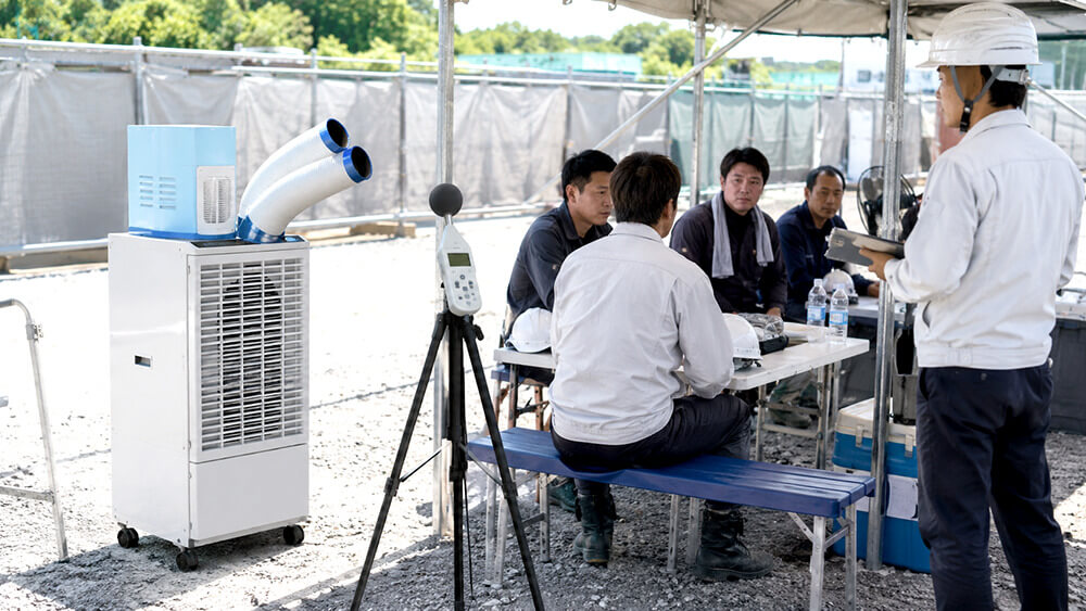スポットクーラーとWBGT計を設置した現場休憩所