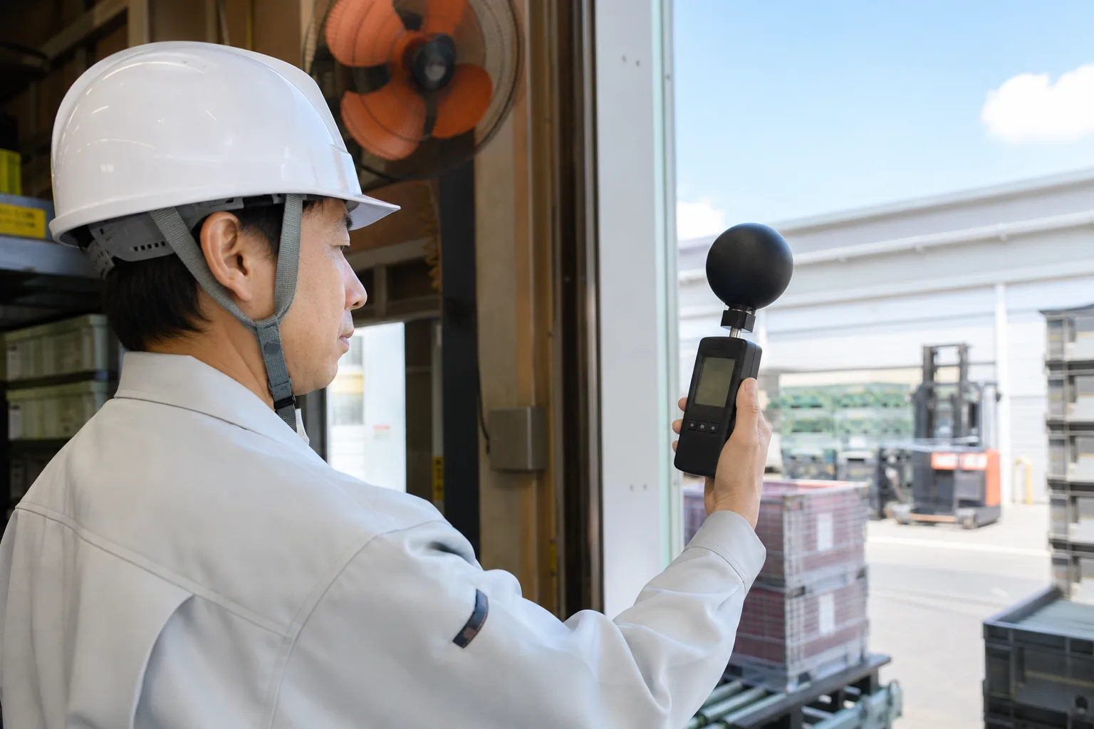 工場や倉庫で黒球式熱中症計を使って暑さを確認するイメージ