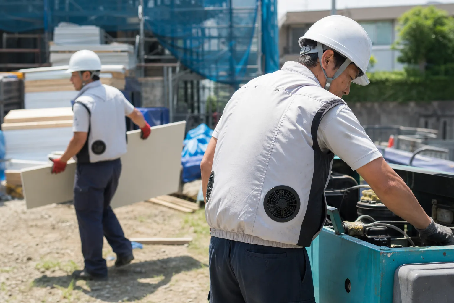 空調服やファン付きベストを着用して作業するイメージ