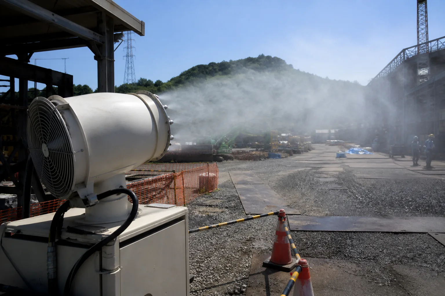 屋外現場でプロ向けの遠心式ミストファンを使用するイメージ