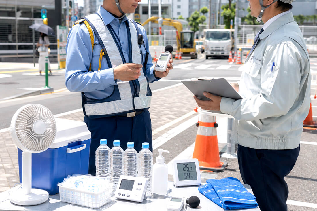 交通誘導警備員がWBGT計を確認している様子